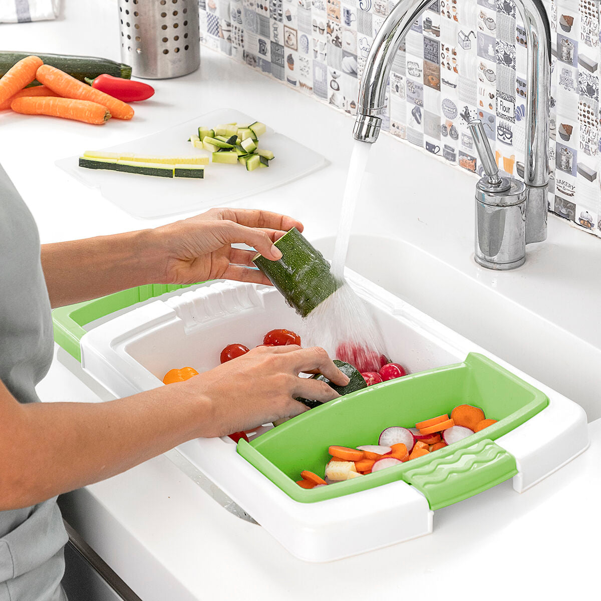 Extendable 3-in-1 Cutting Board with Tray, Container and Drainer