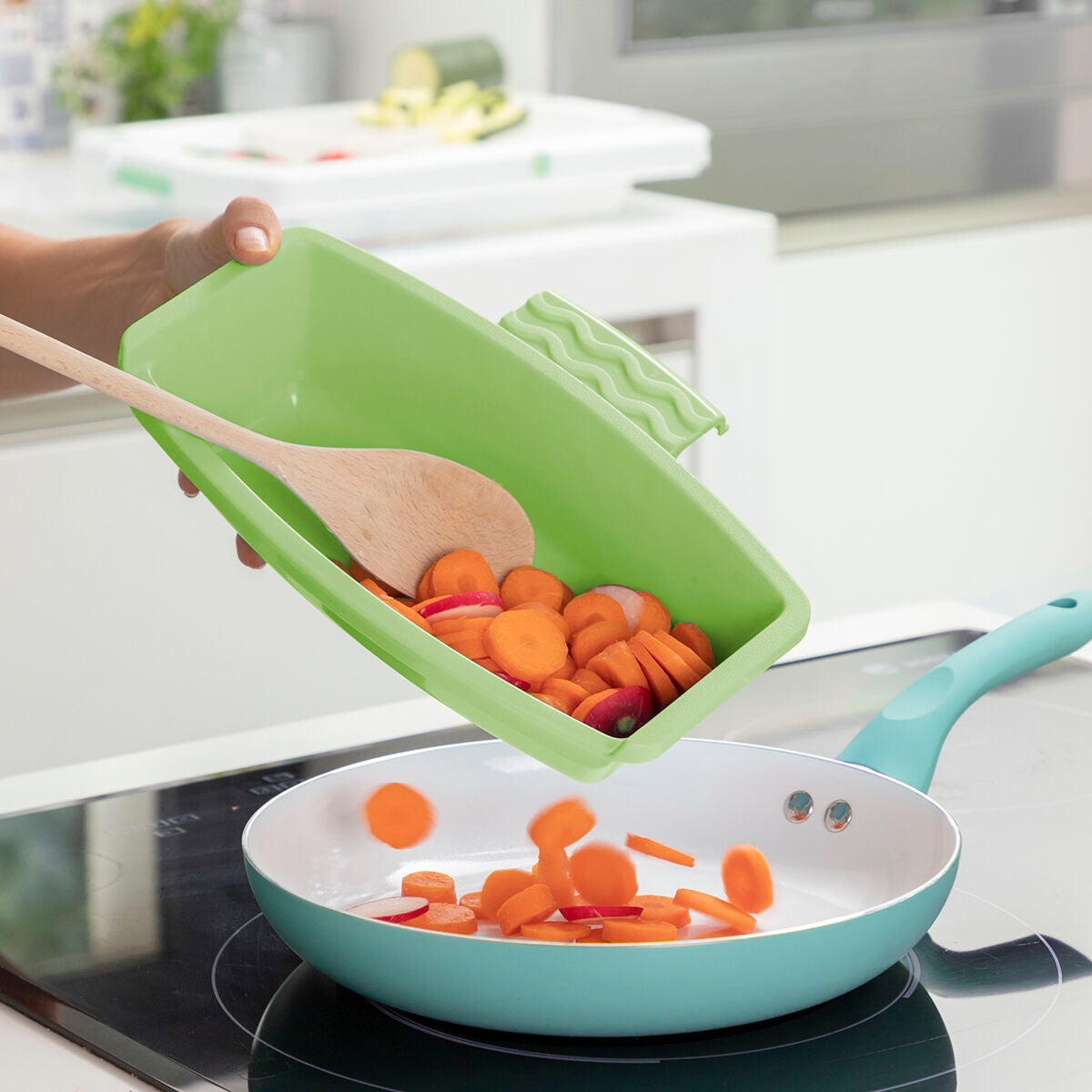 Extendable 3-in-1 Cutting Board with Tray, Container and Drainer