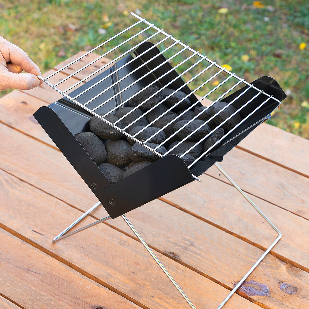 Mini barbacoa portátil plegable de carbón Foldecue InnovaGoods