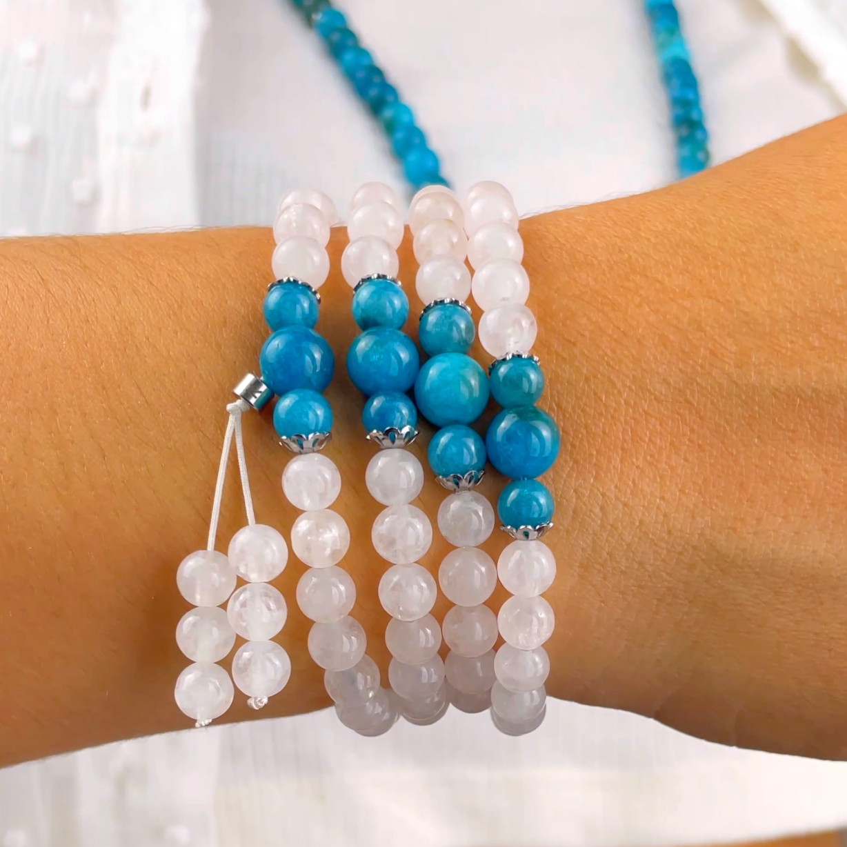 Bracelet Mala "Guan Yin" en Pierre de Lune et Apatite Bleue